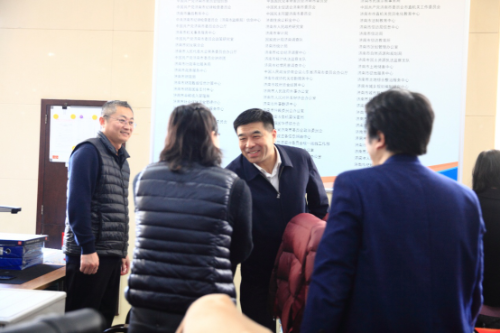 中心领导节前慰问一线工作人员16.png